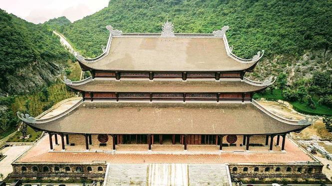 Điện Tam Thế được thiết kế 3 tầng mái cong, mang kiến trúc đình chùa Việt, cao tới 39m. Ảnh: Tiền phong.