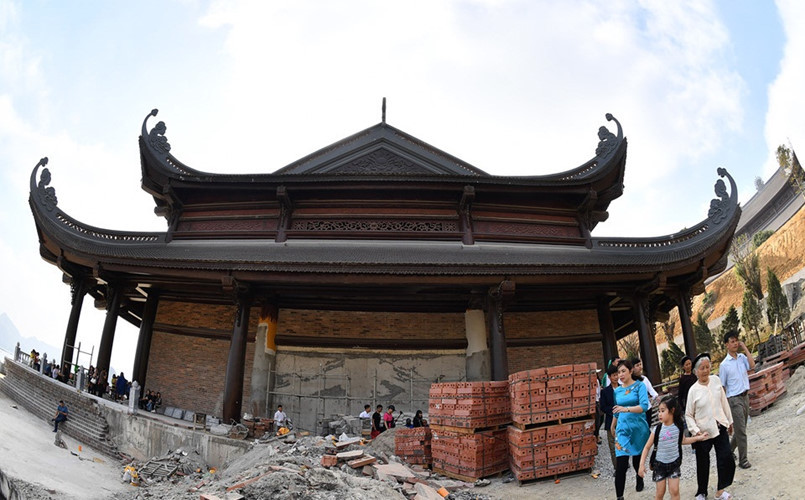 Ngoài ra, chùa Tam Chúc còn thiết lập một vườn cột kinh khổng lồ với 1.000 cột đá, mỗi cột cao 12m, nặng 200 tấn. Ảnh: Zing.