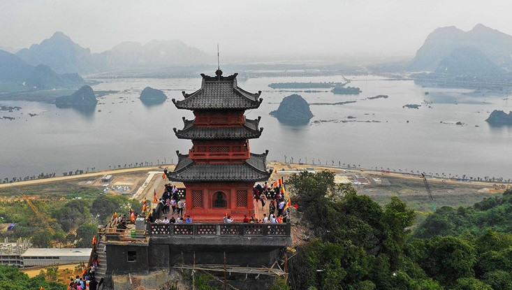 Đứng từ đỉnh chùa Ngọc có thể quan sát được tất cả quần thể rộng lớn lên đến 5.000 ha. Ảnh: Zing.