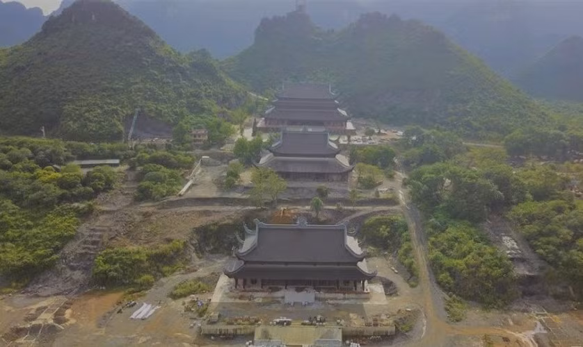 Chùa Tam Chúc có mặt trước là hồ nước ngọt tự nhiên, nằm trong số những hồ nước tự nhiên rộng nhất nước ta. Ảnh: VTCnews.