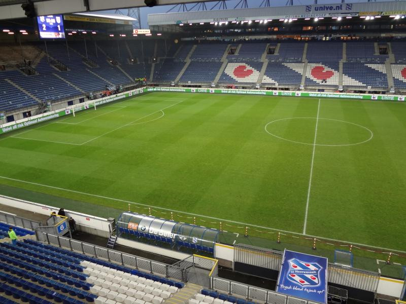 Sân Abe Lenstra được xây dựng từ năm 1993. Kế hoạch ban đầu là xây dựng một sân vận động với các góc mở, nhưng khi việc xây dựng đang diễn ra tốt đẹp, câu lạc bộ đã quyết định thu hẹp khoảng cách. Ảnh: Youtube.