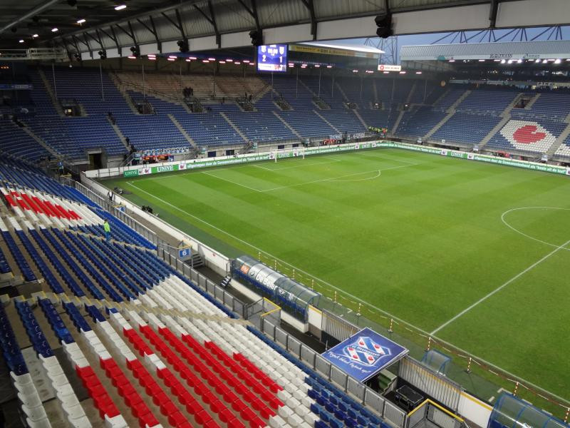 Ghế ngồi trên khán đài đan xen nhiều màu khác nhau. Ảnh: The stadium