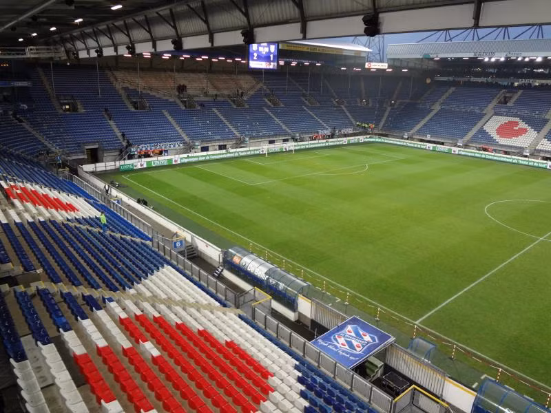 Ghế ngồi trên khán đài đan xen nhiều màu khác nhau. Ảnh: The stadium