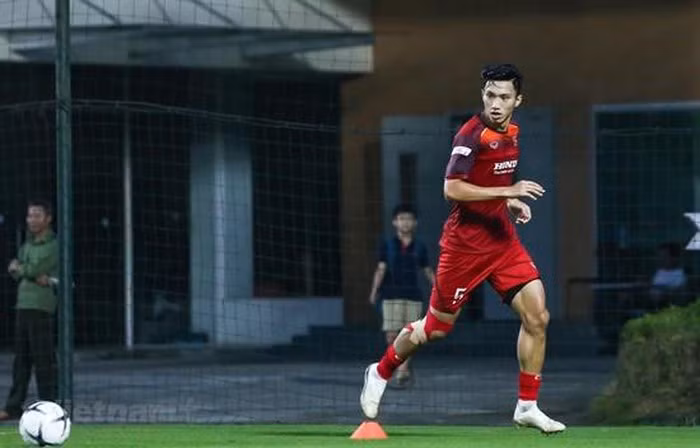 Ngày 31/8, Hà Nội FC chính thức công bố hợp đồng chuyển nhượng Đoàn Văn Hậu cho CLB Hà Lan SC Heerenveen. Ảnh: TTXVN