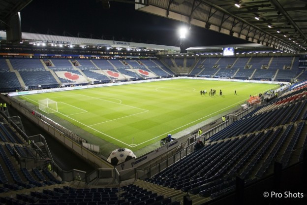 Mặt sân cỏ nhằn bóng, đảm bảo ánh sáng khi trời tối. Ảnh: FeanOnline. .