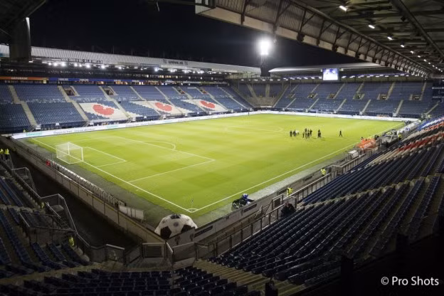 Mặt sân cỏ nhằn bóng, đảm bảo ánh sáng khi trời tối. Ảnh: FeanOnline. .