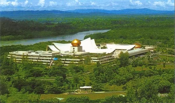 Vương cung Brunei với 1.788 căn phòng, đầy đủ bể bơi, sân quần vợt, sân đua ngựa, sân bay trực thăng...Ảnh: Printest.