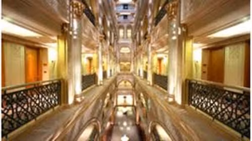 Bên trong Vương cung còn có nhà thờ Hồi giáo nguy nga lộng lẫy gắn hơn 45kg vàng. Ảnh: Bornrich.