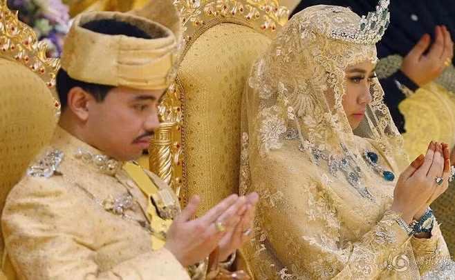 Lễ cưới Hoàng tử Malik được tổ chức hoành tráng với khoảng hơn 4.000 khách mời. Trang phục vợ chồng Hoàng tử Malik mặc được trang trí kim cương. Ảnh: Getty Image.