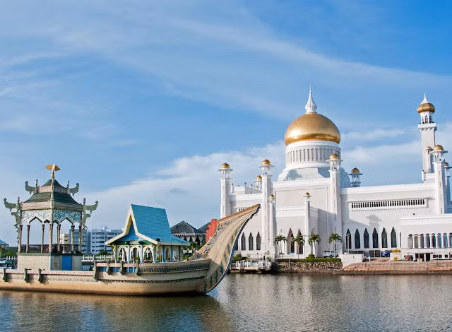 Năm 2018, Quỹ Tiền tệ quốc tế (IMF) công bố bảng xếp hạng 29 nền kinh tế giàu nhất thế giới, căn cứ vào tổng sản phẩm quốc nội (GDP) tính theo đầu người trên cơ sở ngang bằng sức mua. Theo đó, Brunei đứng vị trí thứ 6 với 79.726 USD. Ảnh: Infomoney.