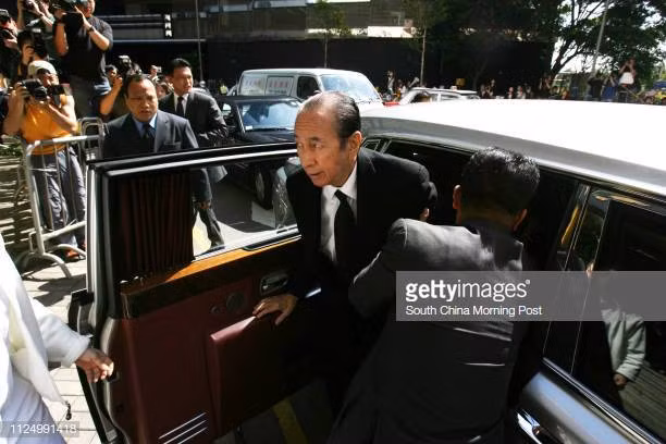 Tỷ phú sòng bạc Macau Stanley Ho Hung-sun nổi tiếng với chiếc Rolls Royce biển số 1. Theo giới chuyên môn, giá trị của chiếc biển xe này còn không thể đo bằng tiền. Ảnh: Getty Imgae.