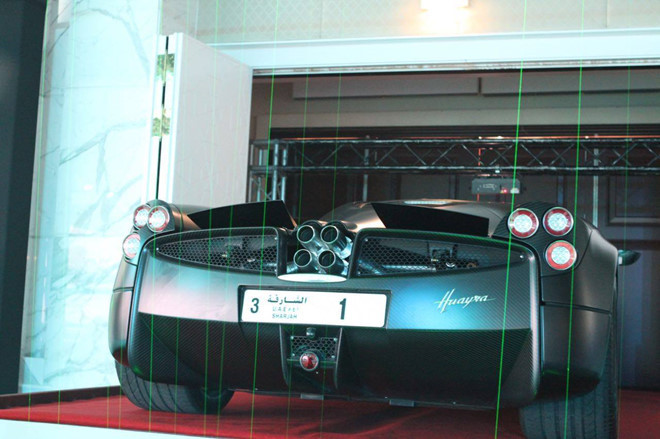 Đại Ả rập Arif Ahmad Al Zarouni cũng không nằm ngoài cuộc chơi biển số xe siêu độc khi bỏ ra 4,9 triệu USD mua biển số 1. Ảnh: DM.