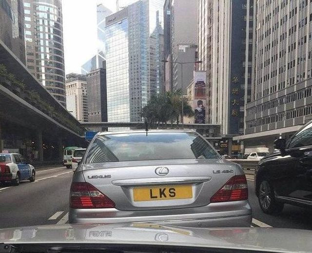 Người giàu nhất Hong Kong - tỷ phú Lý Gia Thành sở hữu chiếc Lexus mang biển số ba chữ cái đầu mang tên ông LKS trị giá bằng 10 chiếc Bently. Ảnh: Sohu.