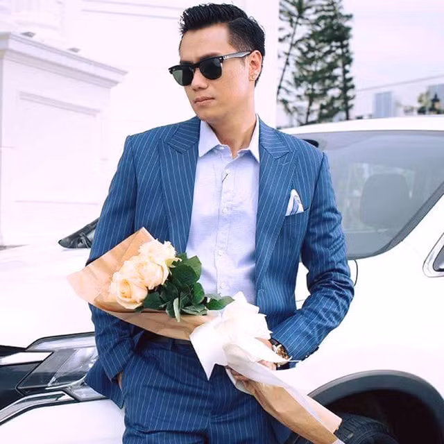 Ngoài ra, nam diễn viên còn sở hữu nhiều mẫu kính đắt tiền của nhiều thương hiệu nổi tiếng có giá dao động từ 20- 40 triệu đồng. Ảnh: Dân Việt.