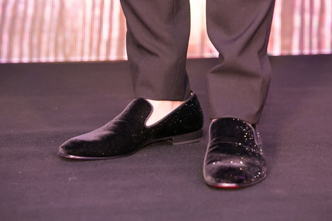 Bên cạnh bộ vest đắt tiền, Việt Anh cũng sành điệu khi đi những đôi giày thuộc thương hiệu Louboutin với giá khoảng 1,000 USD (22 triệu đồng). Ảnh: Vietnamnet.