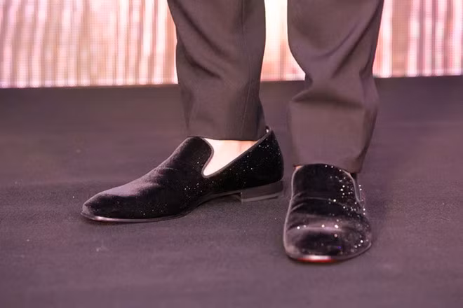 Bên cạnh bộ vest đắt tiền, Việt Anh cũng sành điệu khi đi những đôi giày thuộc thương hiệu Louboutin với giá khoảng 1,000 USD (22 triệu đồng). Ảnh: Vietnamnet.