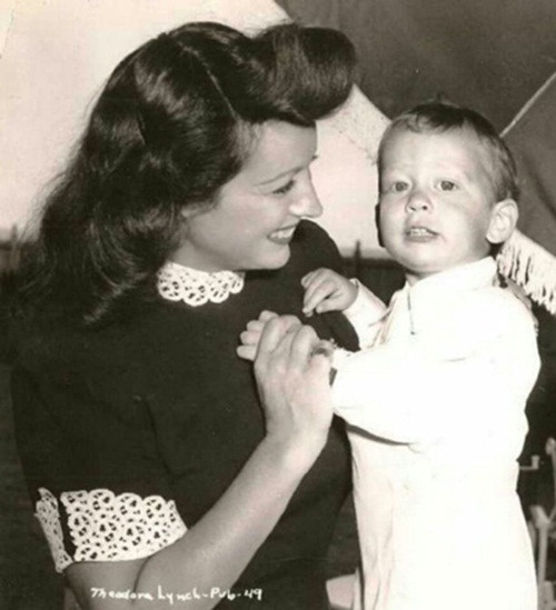 Cụ thể, vị tỷ phú luôn than vãn về việc thanh toán hóa đơn y tế của cậu con trai Timmy khi cậu bé bị mù do khối u não. Ảnh: Mirror.