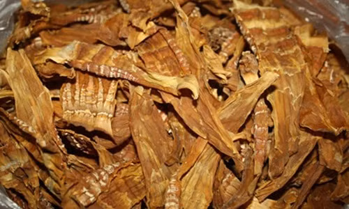 Là một trong những món ăn truyền thống được ưa thích trong ngày Tết Việt Nam nhưng măng khô lại cũng là mặt hàng tiềm ẩn nhiều nguy cơ bị các cơ sở sản xuất dùng lưu huỳnh để sấy, gây ảnh hưởng đến sức khỏe người tiêu dùng. Ảnh: Vovworld.