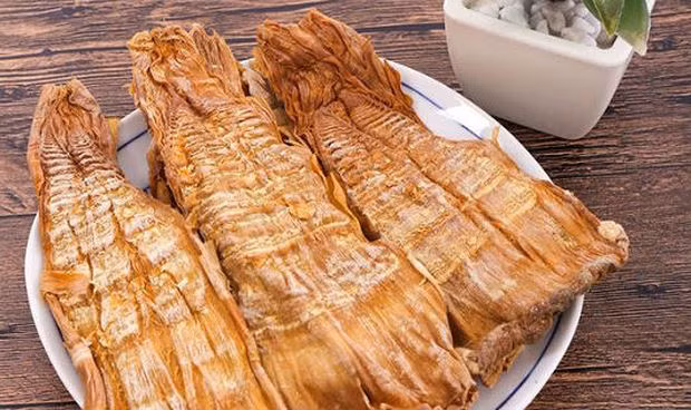 Măng khô ngon có màu vàng nhạt, xuất hiện màu hổ phách và có độ bóng. Ảnh: SHTT.