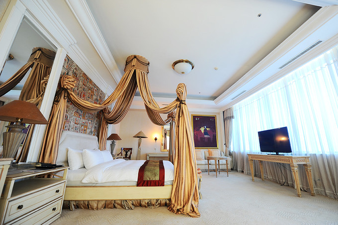 Phòng tổng thống trong khách sạn rộng 288m2, có 3 mặt hướng ra 3 phía. Ảnh: Booking.