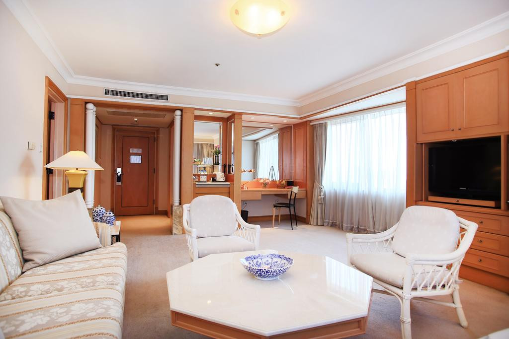 Phòng được chia thành nhiều không gian tiện ích với hai phòng khách, ba phòng ngủ, phòng tắm, phòng bếp, phòng thay đồ riêng...Ảnh: Booking.