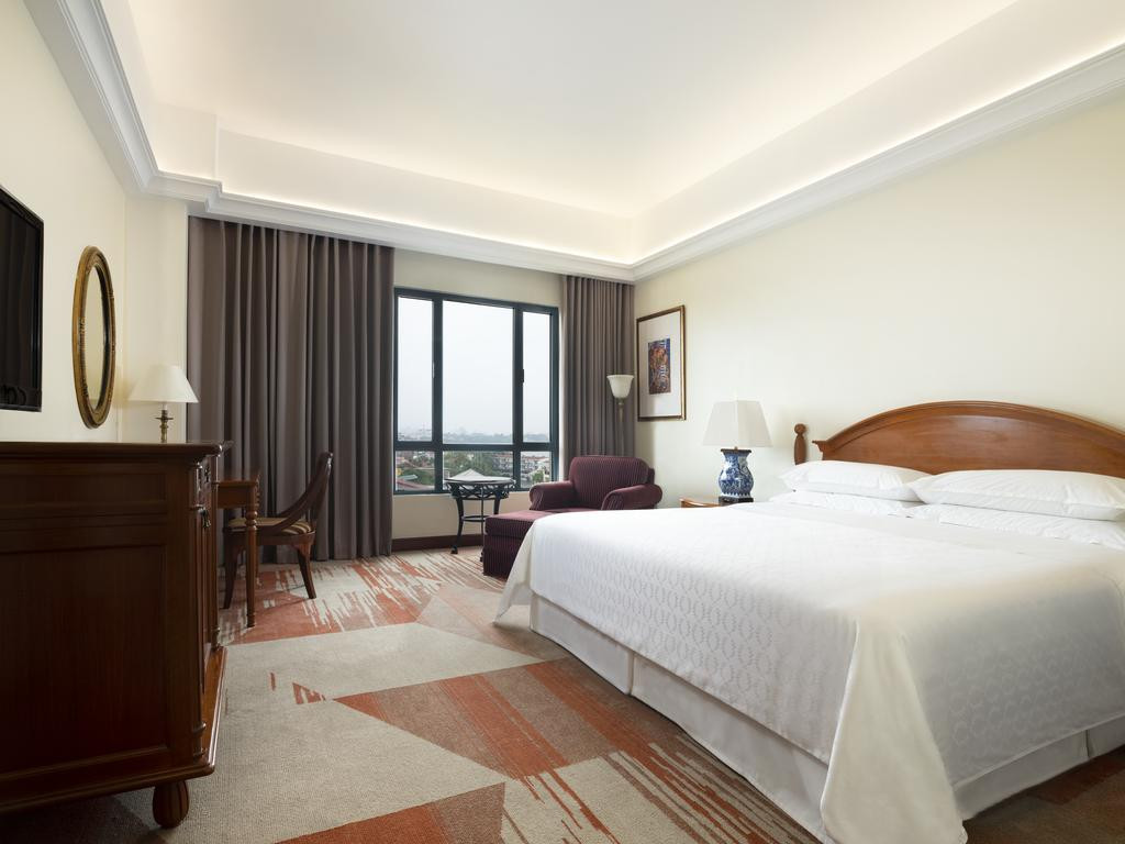 Sheraton Hà Nội cao 18 tầng, có gần 300 phòng. Trên tầng 18 có một căn phòng đế vương rộng 176 m2. Ảnh: Booking.