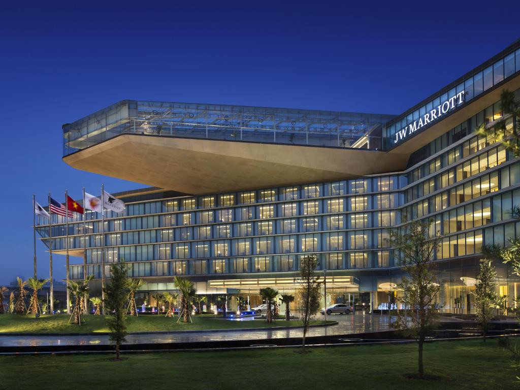 Khách sạn được thiết kế theo ý tưởng "con rồng huyền thoại" biểu trưng cho quyền uy, cao quý. Ảnh: Agoda.