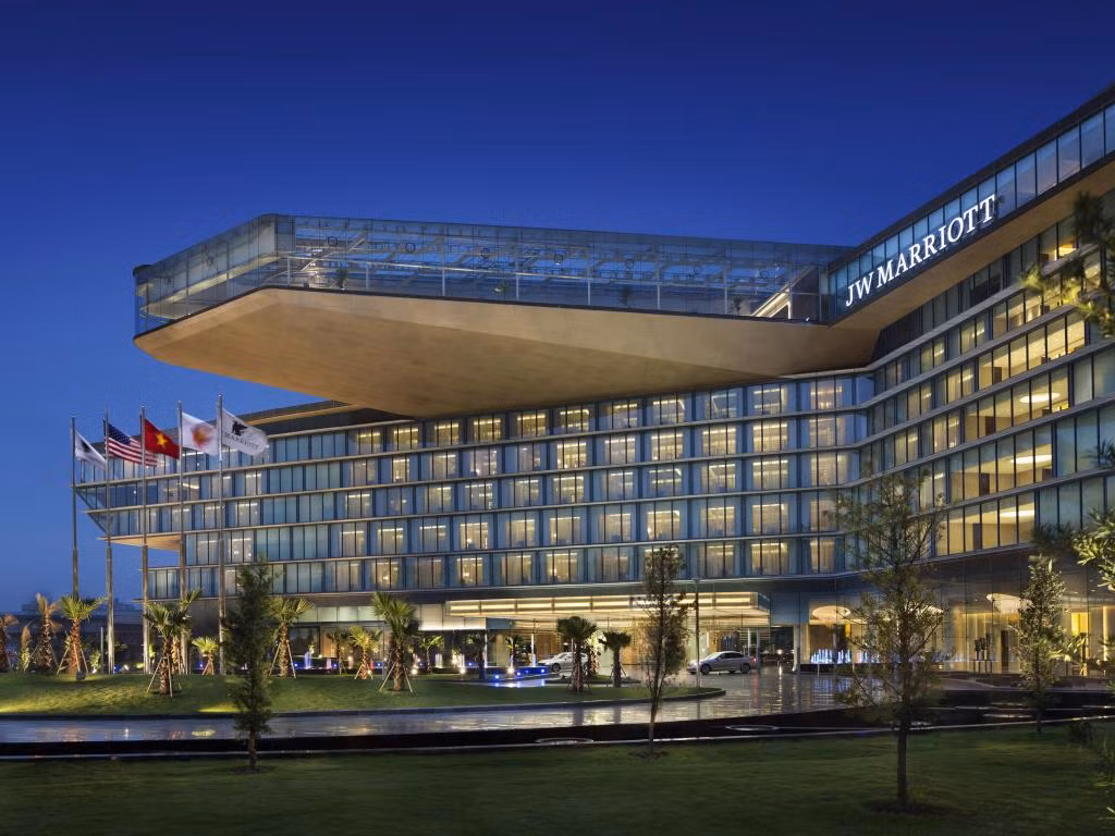 Khách sạn được thiết kế theo ý tưởng "con rồng huyền thoại" biểu trưng cho quyền uy, cao quý. Ảnh: Agoda.