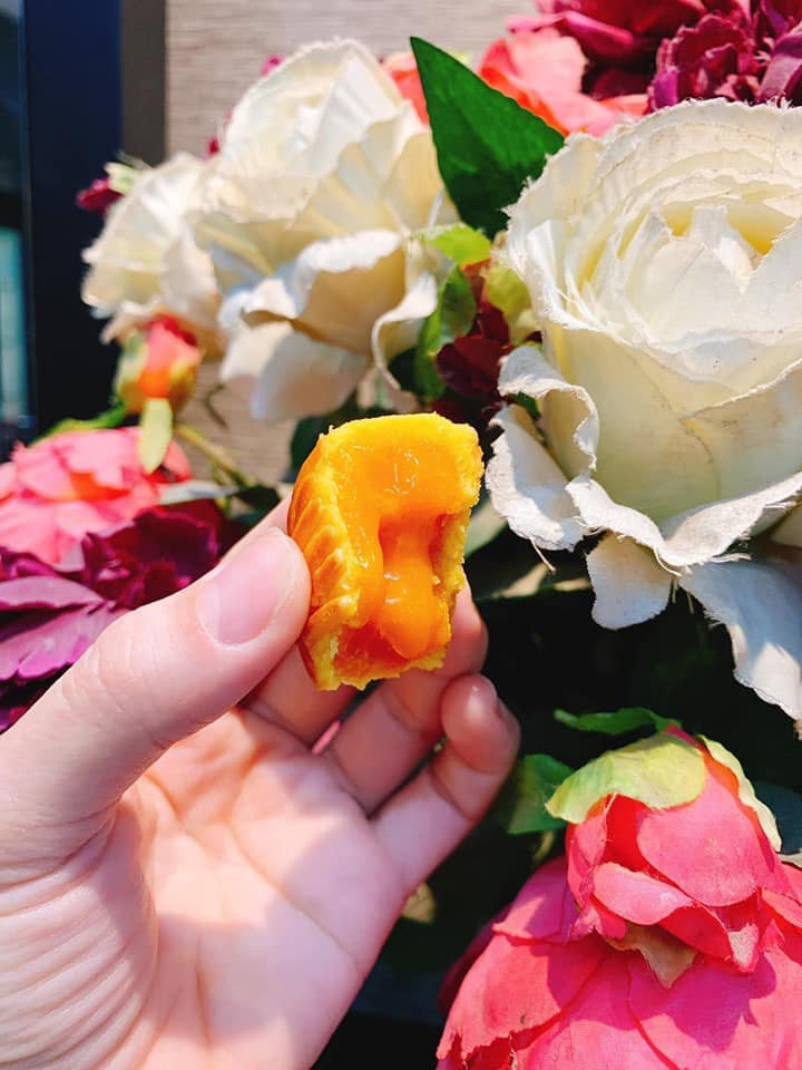 Bánh trung thu lava nhân trứng muối tan chảy có điểm đặc biệt là nhân sệt, dẻo quánh như lòng đào trứng.