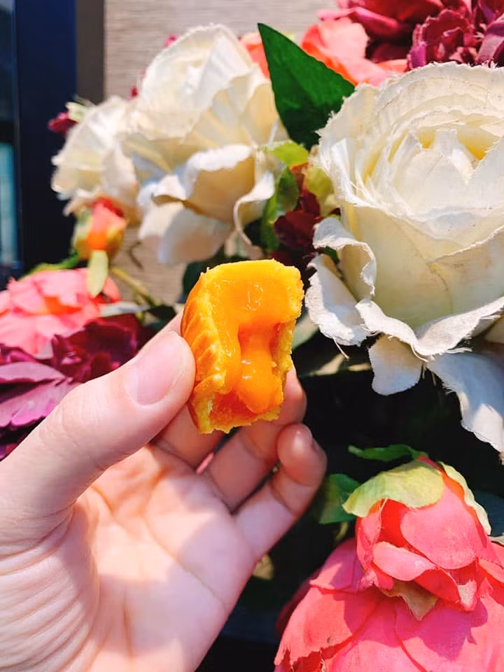 Bánh trung thu lava nhân trứng muối tan chảy có điểm đặc biệt là nhân sệt, dẻo quánh như lòng đào trứng.