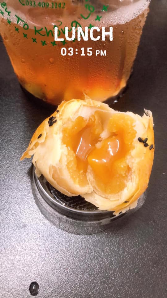 Chỉ cần tìm kiếm từ "bánh Trung thu Trung Quốc" hoặc "bánh Trung thu trứng chảy" trên một số trang mạng xã hội kết quả cho thấy, loại bánh này được rao bán với nhiều mức giá hấp dẫn khác nhau, dao động từ 99.000 - 450.000 đồng/hộp 6 cái.