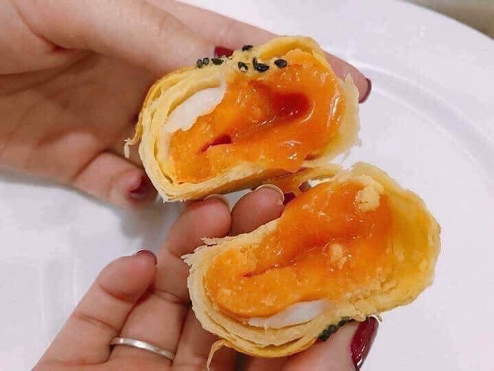 Bánh trứng chảy siêu hot: Chóng mặt với giá từ “mây cao” tới rẻ như bèo Banh trung chay sieu hot: Chong mat voi gia tu “may cao” toi re nhu beo