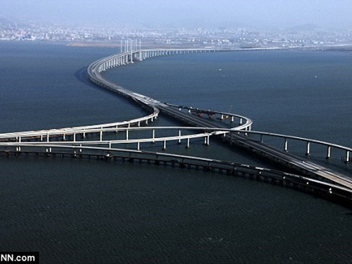 Cầu vượt biển Qingdao Haiwan nối thành phố Thanh Đảo với quận Huangdao của tỉnh Sơn Đông (nằm trên vịnh Jiaozhou) được xem là dài nhất thế giới với hơn 42 km. Ảnh: NN.