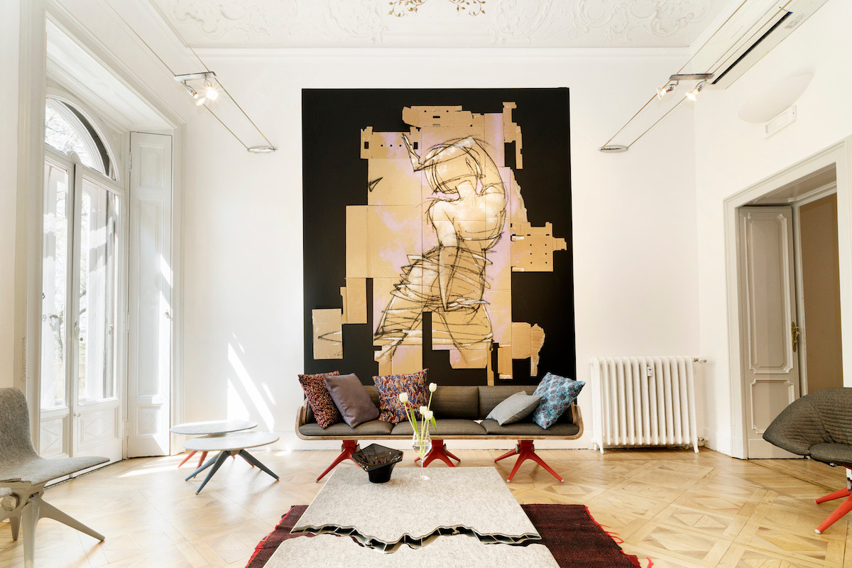 Công trình rộng gần 400 m2, được làm từ rác thải tại địa phương và các hộp giày bán trong suốt của Nike Air Max.