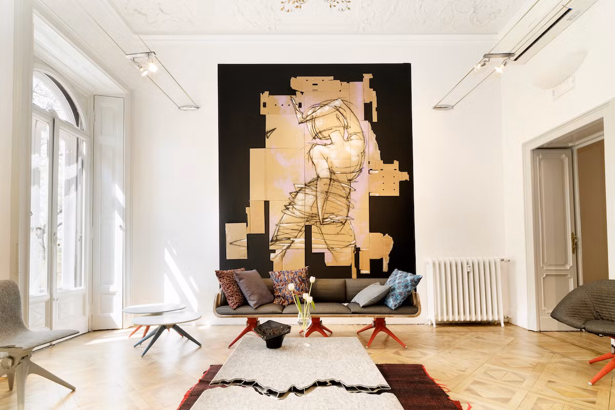 Công trình rộng gần 400 m2, được làm từ rác thải tại địa phương và các hộp giày bán trong suốt của Nike Air Max.