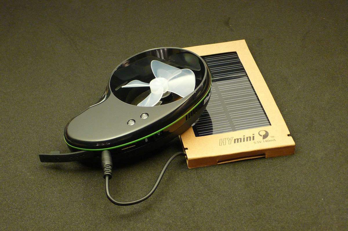 Không chỉ có vậy, Miniwiz còn ra mắt sản phẩm HYmini - sạc pin di động làm từ rác nhựa, giấy và đồ điện tử tái chế, và tạo ra điện bằng năng lượng gió và mặt trời.