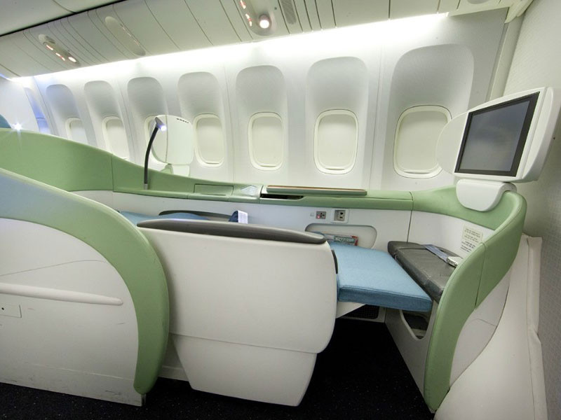 Ghế hạng nhất trên các máy bay của Korean Air có khả năng ngả 100% với các nút điều khiển cảm ứng. 27.000 USD là giá vé cho chuyến bay từ New York đến Bắc Kinh.