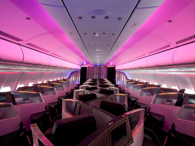 Chuyến bay từ New York đến Singapore của Virgin Atlantic dành riêng một khoang đặc biệt cho tầng lớp thượng lưu với giá 20.000 USD. Ghế ngồi tại đây có thể biến thành giường nằm thoải mái theo nhu cầu của khách.