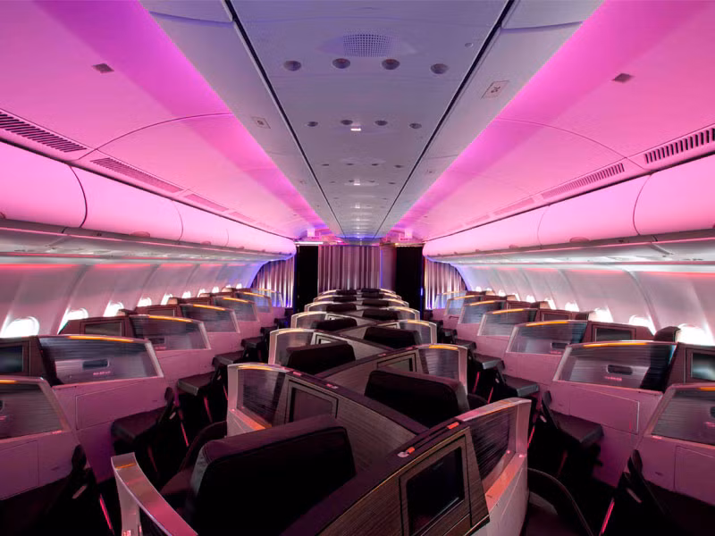Chuyến bay từ New York đến Singapore của Virgin Atlantic dành riêng một khoang đặc biệt cho tầng lớp thượng lưu với giá 20.000 USD. Ghế ngồi tại đây có thể biến thành giường nằm thoải mái theo nhu cầu của khách.