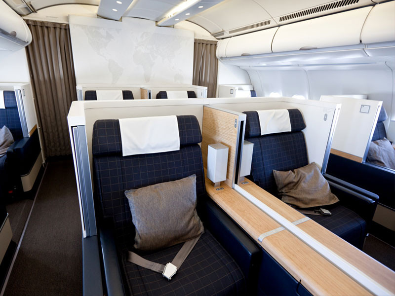 Khách hàng mua vé hạng nhất của Swiss Air từ New York tới Singapore có thể được ưu tiên lên thẳng máy bay mà không cần chờ đợi. Giá vé cho chuyến bay này là 22.265 USD.