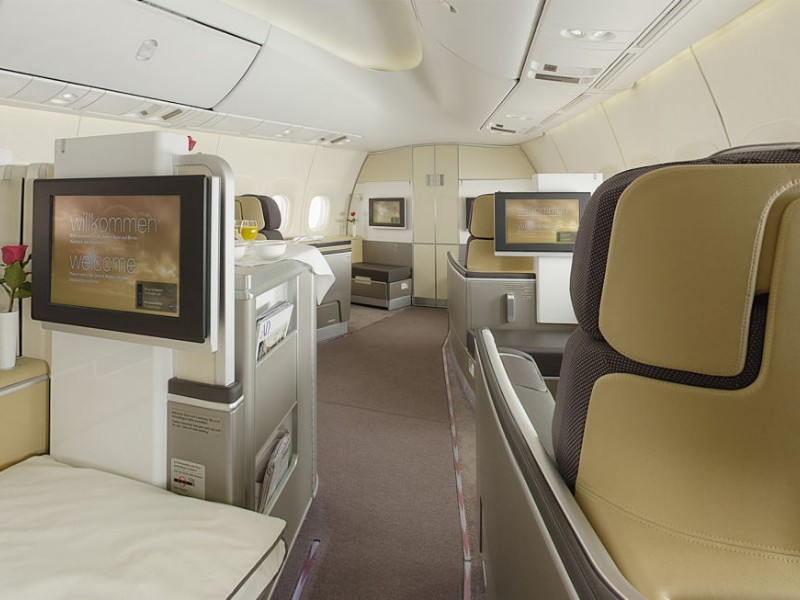 Chuyến bay từ New York đến Hong Kong và về trên Lufthansa có giá 43.535 USD. Hành khách được hưởng mọi tiện ích dịch vụ 5 sao bao gồm máy làm ẩm không khí, dịch vụ xe limousine...