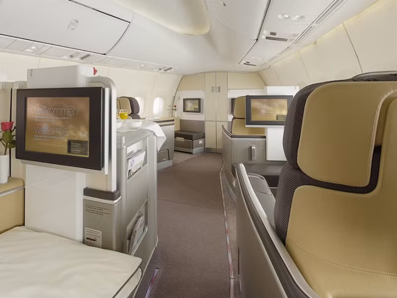 Chuyến bay từ New York đến Hong Kong và về trên Lufthansa có giá 43.535 USD. Hành khách được hưởng mọi tiện ích dịch vụ 5 sao bao gồm máy làm ẩm không khí, dịch vụ xe limousine...