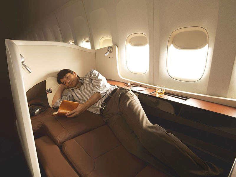 Khoang hạng nhất trên máy bay từ Los Angeles đến Tokyo của Japan Airlines (16.000 USD) được trang bị ghế nằm bọc nệm da vô cùng thoải mái.