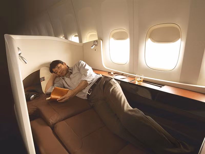 Khoang hạng nhất trên máy bay từ Los Angeles đến Tokyo của Japan Airlines (16.000 USD) được trang bị ghế nằm bọc nệm da vô cùng thoải mái.