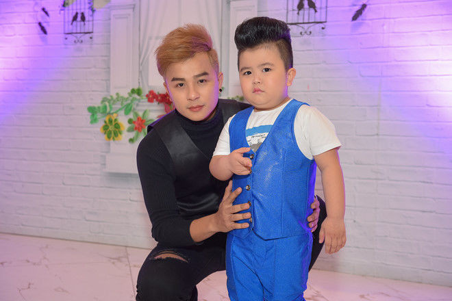 Sau Ku Tin, Tin Tin (tên thật là Dương Quốc Anh) chính là nhóc tỳ thứ 2 "phá đảo" showbiz Việt. Tin Tin từng tham gia Thách Thức Danh Hài 2015 giành giải Quán quân Người Hùng Tí Hon 2016.