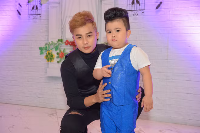 Sau Ku Tin, Tin Tin (tên thật là Dương Quốc Anh) chính là nhóc tỳ thứ 2 "phá đảo" showbiz Việt. Tin Tin từng tham gia Thách Thức Danh Hài 2015 giành giải Quán quân Người Hùng Tí Hon 2016.