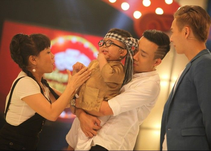 Từ sau khi nổi tiếng trên mạng, rất nhiều chương trình tìm kiếm tài năng, các gameshow trên truyền hình đã gửi lời mời đến gia đình cậu bé để mong sự có mặt của Ku Tin trên sân khấu.