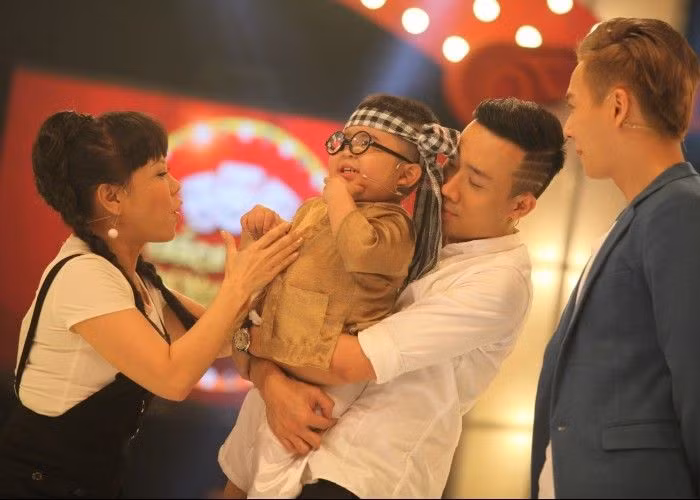 Từ sau khi nổi tiếng trên mạng, rất nhiều chương trình tìm kiếm tài năng, các gameshow trên truyền hình đã gửi lời mời đến gia đình cậu bé để mong sự có mặt của Ku Tin trên sân khấu.