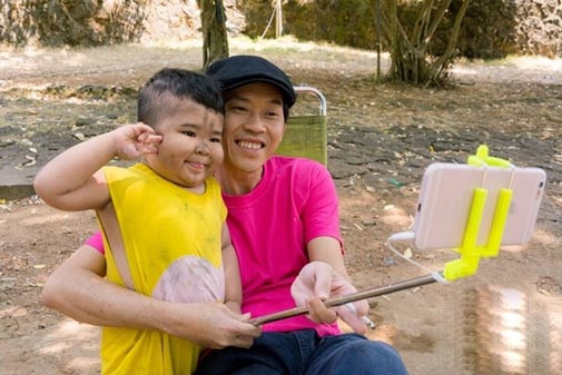 Gia đình Ku Tin từng tiết lộ hồi giữa năm 2016, em nhận được lời mời đi Mỹ biểu diễn trong 3 ngày với giá cát-xê 7.500 USD (gần 170 triệu). Đây quả thực là 1 số tiền khủng đối với 1 cậu bé thậm chí còn… chưa biết chữ như Ku Tin.