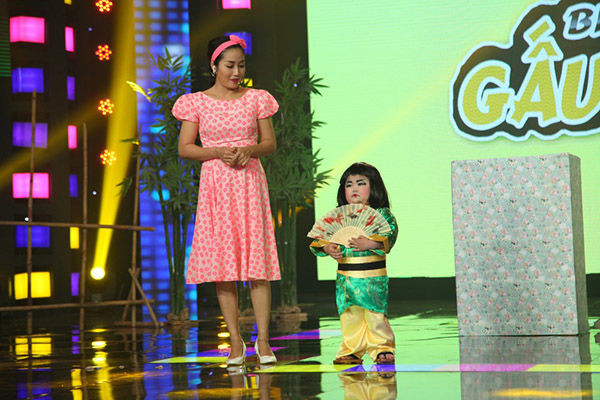 Với vẻ ngoài mũm mĩm cùng tài năng ca hát lẫn diễn xuất, cát xê Tin Tin nhận được cho đêm diễn đầu tiên vào năm 2016 là 300.000 đồng nhưng đêm thứ 2 đã tăng lên 10 lần, lên đến 3 triệu đồng.